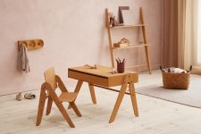 Moderne Kinderzimmereinrichtung mit dem Kinderschreibtisch GEO'S TABLE, dem Kinderstuhl LILLY'S CHAIR und dem Leiterregal REPO KONSOLBORD von We Do Wood modernes Kinderzimmer mit Kinderschreibtisch aus Holz - GEO TABLE von We Do Wood