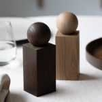 Erhältlich sind die Gewürzmühlen TWIST von applicata in vier Holzarten: in Eiche natur, Eiche geräuchert, Eiche, schwarz gebeizt und Eiche, olivgrün gebeizt Twist von applicata Gewürzmühle aus Eiche