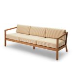 3-Sitzer Outdoor Sofa VIRKELYST von Skagerak aus FSC-zertifiziertem Teakholz mit goldgelb gestreiften Polstern Outdoor Sofa 3-Sitzer VIRKELYST 3-SEATER von Skagerak