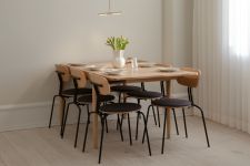 Einladenes Esszimmer-Setting mit dem Designer Esstisch HEART'N'SOUL DINING TABLE 120 mit Schubladen und den passenden Stühlen CURIOUS von UMAGE Esstisch aus Holz mit Schubladen - Heart N Soul Dining Table 120 von Umage