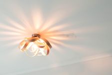 Moderne Deckenleuchte SKIPPER FLUSH aus Holzfurnier von Tom Raffield moderne Deckenleuchte aus Holzfurnier - SKIPPER FLUSH CEILING LIGHT von Tom Raffield