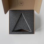 Der Korpus der Tischuhr DELTA CLOK von LAWA DESIGN wird von einem filigranen Metallgestell getragen - nach Lust und Laune kann die Uhr aber auch an die Wand gehängt werden LAWA DESIGN - DELTA CLOCK Tischuhr aus Holz mit schwarzem Metallgestell