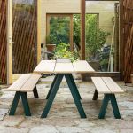 OVERLAP von Skagerak - Gartentisch mit Bänken aus Holz und Stahl