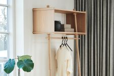 Design Kleiderständer aus Holz - TÖJBOX von WOUD