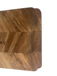 Die Einkerbung auf der Rückseite des Schneidebretts ARC CARVINGBOARD aus Akazie von Andersen Furniture erleichtert dessen Handhabung Hochwertiges Schneidebrett aus Akazie ARC CARVINGBOARD von Andersen Furniture