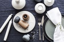 Kleine Gewürzmühle aus Holz und Keramik - HAMMERSHØI von Kähler Design