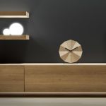 Dank ihres schlichten Designs ist die Wanduhr DELTA CLOCK von LAWA vielseitig einsetzbar - ob im Schlafzimmer, dem Eingangsbereich oder im Wohnzimmer LAWA DESIGN - DELTA CLOCK Tischuhr aus Holz mit Metallgestell