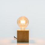 Moderne kleine Tischlampe QUADER mit Glühbirne und quadratischem Holzfuß - 9 x 9 cm Tischlampe mit Glühbirne und quadratischem Holzfuß in klein - QUADER von Raumgestalt