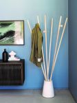 Moderner Eingangsbereich mit dem Garderobenständer SPAGHETTI COAT RACK im dänischen Design von EKTA Living Ekta Living SPAGHETTI COAT RACK - Kleiderständer aus Buche und Terazzo in Wohnraum