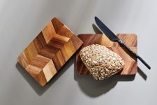 Klare Linien, markante Fischgrätenoptik und eine hochwertige Verarbeitung kennzeichnen die Frühstücksbretter ARC BUTTERBOARD von Andersen Furniture aus Akazienholz Frühstücksbretter aus Akazie - ARC BUTTERBOARD von Andersen Furniture