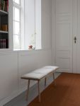 Im Flur ist die Designer Holzbank GEORG BENCH von Skagerak weit mehr als ein praktischer Helfer - das Eichenholz und der natürliche Leinenbezug schaffen einen einladende Atmosphäre Designer Holzbank aus Eiche mit Leinen - GEORG BENCH von Skagerak