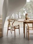 Mit seiner sanft gebogenen Rückenlehne und dem bequemen Sitz fördert der CH24 Wishbone Chair von Carl Hansen & Søn eine angenehme Sitzhaltung Carl Hansen and Son CH24 Wishbone Chair Design Esstischstuhl aus Teakholz
