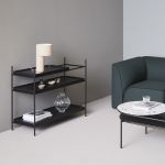WOUD - TRAY SHELF LOW offenes Regal aus Metall und Holz in schwarz