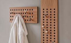 Moderne Design Garderobe SCOREBOARD mit beweglichen Haken Eiche, Bambus oder Kork von We Do Wood Design Garderobe mit Haken aus Holz in Eiche, Bambus oder Kork - SCOREBOARD von We Do Wood aus EIche