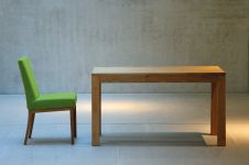 Klare Linien, ausgewählte Materialien und eine hochwertige Verarbeitung kennzeichnen den Holztisch CANA aus massivem Eichenholz von Jan Kurtz Holztisch in Eiche aus massivem Holz - CANA von Jan Kurtz