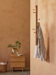 Das von der Decke hängende Design der ausgefallenen Garderobe COPENHANGER von We Do Wood macht Wandregale überflüssig Von der Decke hängende ausgefallene Garderobe Copenhanger We Do Wood