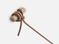Zur Befestigung der Wandgarderobe KNAEGT von WOUD in Eiche, weißpigmentiert geölt dient eine braune Lederschnur Befestigung Wandgarderobe aus Holz in Eiche mit Ablage - KNAEGT COAT RACK von WOUD