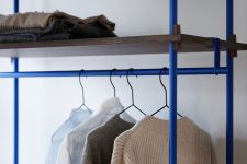 Detailansicht der Garderobe SHELVING SYSTEM von Moebe aus geräucherter Eiche und blauem Gestell offene Garderobe in Eiche, geräuchert und Blau - SHELVING SYSTEM von Moebe