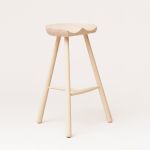 SHOEMAKER CHAIR NO. 68 von FORM & REFINE - Barhocker mit Schalensitz in Buche 