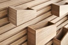 Detailaufnahme des Schreibtisch Organisers INPUT von WOUD mit frei beweglichen Holzboxen Detail Schreibtisch Aufbewahrung aus Holz für die Wand - INPUT ORGANISER von WOUD