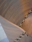 In der Nahaufnahme kommt die markante Kreuznaht, die die Elemente des Schalenstuhls GOSSIP zusammenhält, besonders gut zur Geltung Schalenstuhl aus Holz in Walnuss - GOSSIP von Jan Kurtz