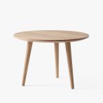 Der moderne Beistelltisch IN BETWEEN SK14 von &tradition in Eiche natur geölt IN BETWEEN SK14 von &tradition runder Beistelltisch Holz in Eiche natur geölt