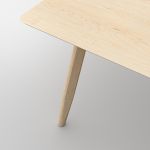 Der moderne Konferenztisch AETAS von vitamin design aus Holz in Ahorn weiß gekalkt Esszimmertisch Holz in Ahorn weiß gekalkt AETAS von vitamin design