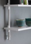 Detail Wandregal aus Holz und Metall in weiß - WALL SHELVING von MOEBE