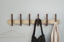 Schlichte Garderobenleiste RECES aus hellem und dunklem Eichenholz von Roon & Rahn Schlichte Garderobenleiste aus Eiche - RECES KNAGERAEKKE von Roon & Rahm