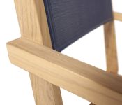 Detailansicht der Armlehne des stapelbaren Gartenstuhls LUNA von Traditional Teak aus Teakholz und hochwertigem Textilene-Stoff Detail Gartenstuhl stapelbar aus Holz und Batyline - LUNA von Traditional Teak