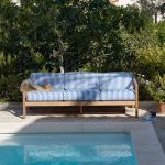 Klare Linien, ausgewählte Materialien und eine hochwertige Verarbeitung kennzeichnen das Outdoor Sofa VIRKELYST im typisch skandinavischen Design von Skagerak VIRKELYST 3-SEATER von Skagerak - Outdoor Sofa 3-Sitzer aus Holz in Teak