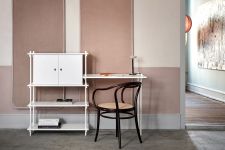 Modulares Regalsystem SHELVING SYSTEM von Moebe als moderne Home Office Lösung mit Schreibtisch- und Schrankelement Moebe - SHELVING SYSTEM modulares Regalsystem aus Holz und Metall im Home Office