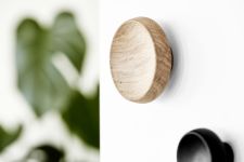 Garderobenhaken rund aus Holz in Eiche natur - CORK von The Oak Men