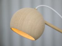 Detailaufnahme der Schreibtischleuchte LUNE LAMP mit LED Leuchtmittel von Brdr. Krüger in Eiche, weiß geölt Detail Schreibtischleuchte LED aus Holz in Eiche - LUNE LAMP von Brdr. Krüger