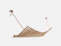Design Wandgarderobe KNAEGT von WOUD in Eiche, weißpigmentiert geölt Wandgarderobe aus Holz in Eiche mit Ablage - KNAEGT COAT RACK von WOUD