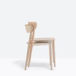 Der Esstischstuhl aus Holz NEMEA 2820 von Pedrali lässt sich stapeln und so bei Bedarf platzsparend verstauen Stapelbarer Esstischstuhl aus Holz - NEMEA 2820 von Pedrali