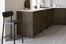 Moderne Küchenzeile mit dem Tresenstuhl mit Lehne SOMA COUNTER CHAIR von WOUD in Esche, schwarz lackiert Tresenstuhl mit Lehne SOMA COUNTER CHAIR von WOUD