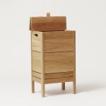 Ein stilvolles Lederdetail erleichtert das Öffnen der Wäschetruhe A LINE LAUNDRY BOX aus geöltem Eichenholz von FORM & REFINE  Wäschesammler aus Holz in Eiche im dänischen Design - A LINE LAUNDRY BOX von FORM & REFINE