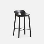 Dänischer Design Tresenstuhl MONO mit Lehne von WOUD in Eiche, schwarz lackiert Design Tresenstuhl aus Holz in Eiche schwarz mit Lehne - MONO von WOUD