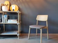 Klare Linien, natürliche Materialien und eine hochwertige Verarbeitung kennzeichnen den gepolsterten Stuhl KIT von Insan Insan - KKIT gepolsterter Stuhl aus Holz im modernen Design