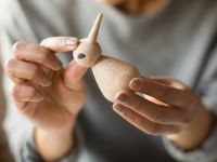 Die gut durchdachten Details der Holzfiguren BIRD von architectmade begeistern Jung und Alt  architectmade - BIRD Vögel aus Holz mit beweglichem Kopf