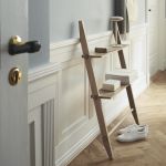 Das schmale Leiterregal REPÓ KONSOLBORD von Roon & Rahn lehnt lässig an der Wand und bietet eine stilvolle Ablage für persönliche Gegenstände Designer Garderobenset in Eiche mit Leiterregal REPÓ KONSOLBORD von Roon & Rahn