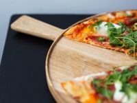 Rio Lindo - PIZZA BOARD Pizzabrett aus Holz in Eiche mit Griff