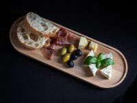 Von Käse über Obst und Gemüse bis hin zu kleinen Partysnacks: Alles findet auf dem ovalen Serviertablett NIYA Oval Tray von Rio Lindo Platz Rio Lindo - NIYA OVAL TRAY ovales Holztablett zum Servieren und Dekorieren