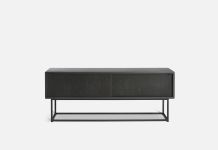 TV Sideboard aus Holz in Eiche schwarz lackiert - VIRKA LOW von WOUD