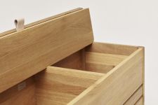 Detail Stauraum Truhenbank aus Holz - A LINE STORAGE BENCH 111 von FORM & REFINE