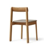 Stapelbarer Holzstuhl gepolstert im skandinavischen Design - Der Blueprint Chair von Form and Refine