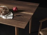 Dank der einzigartigen Holzmaserung ist jeder Esstisch ARV von Brdr. Krüger von Natur aus ein echtes Unikat Brdr. Krüger ARV TABLE Design Esstisch aus Holz in Eiche geräuchert