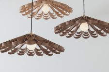 Stilvolle Pendelleuchten QUILL zur dekorativen Beleuchtung in verschiedenen Wohnräumen Ausgefallene Pendelleuchte aus Walnuss von Tom Raffield - QUILL