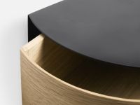 Detail des Schlüsselkastens WALLIE aus weißpigmentiert lackiertem Eichenholz von WOUD: zwischen dem hellen Holz und dem schwarzen Metallrahmen entsteht ein spannender Kontrast Detail Schlüsselkasten im modernen Design aus Holz mit Ablage für den Flur - WALLIE von WOUD
